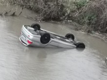 Кола се хвръли в река във Велико Търново