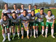 България падна от Нидерландия в евроквалификации при девойки по футбол