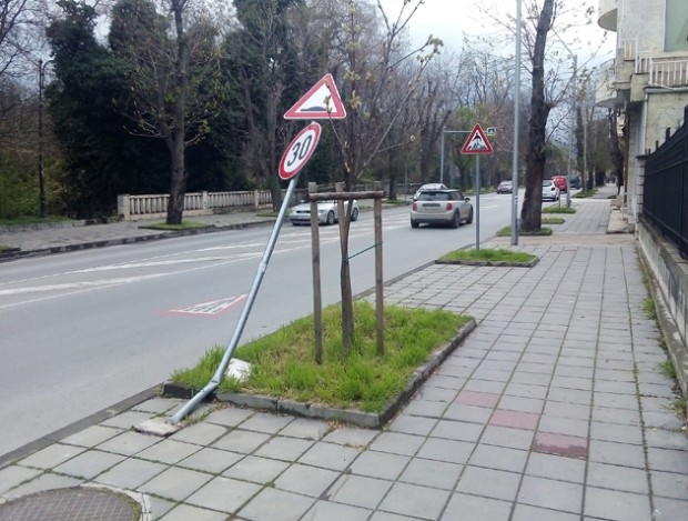 Потрошиха стълб с пътни знаци до лобното място на Мартин Чикалов във Варна