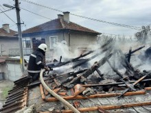 Пловдивски огнеборци спасиха семейство от Съединение