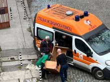 Пълнят линейка със стари мебели! Хората са бесни!