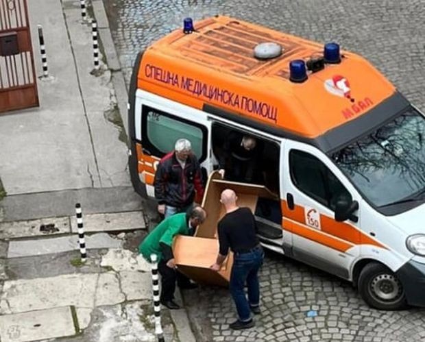 Снимки на линейка в която граждани товарят мебели предизвикаха вълна