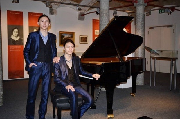 Виртуозите на пианото Хасан и Ибрахим Игнатови ще гостуват в Добрич