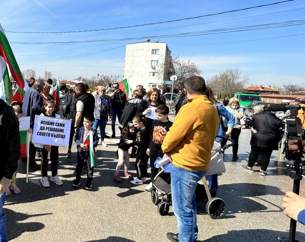 Жители на Шишманци отново излизат на протест, блокират важен път