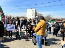 Жители на Шишманци отново излизат на протест, блокират важен път