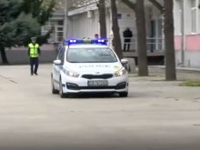 Мъже, пренасящи множество метални предмети, скочиха на полицаи