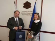 Министърът на културата коментира с посланика на РСМ инцидента с културния ни клуб в Скопие