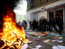 Полиция и протестиращи срещу пенсионната реформа във Франция влязоха в сблъсъци