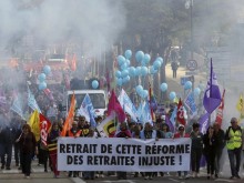 Най-малко 20 души са задържани на протестите срещу пенсионната реформа в Париж