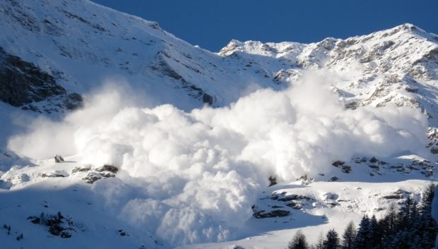 Повишен риск от лавини в планините заради натрупалия нов сняг  