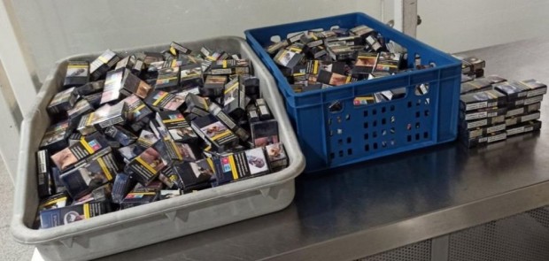 </TD
>Митническите служители на Митнически пункт Летище Бургас иззеха 2569 кутии (51 380 къса) цигари
