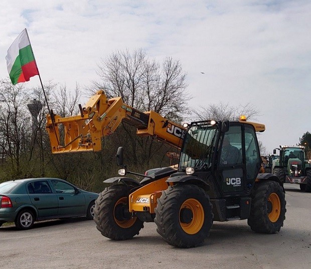 Земеделска техника блокира пътя за ГКПП - Йовково край Кардам