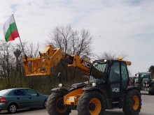 Земеделска техника блокира пътя за ГКПП - Йовково край Кардам