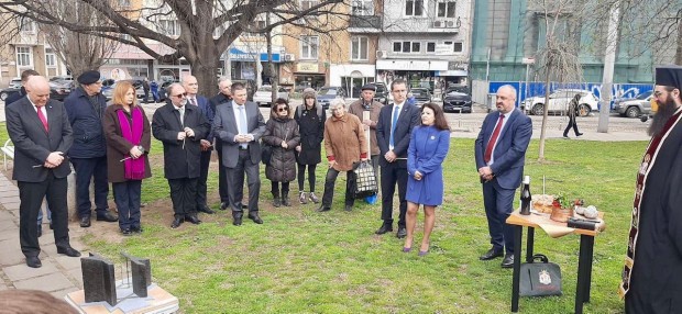 Министър Тодоров присъства на първа копка на паметника на юристите в София