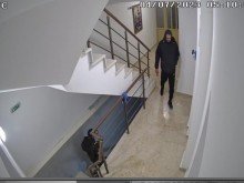 Крадци разбиват входни врати на кооперации в центъра на Бургас
