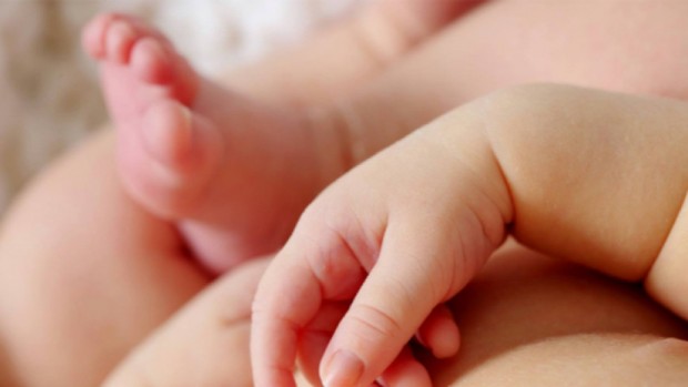 38-годишната Стейси Броудмедоу роди здраво бебе след отстраняване на яйчниците във Великобритания,