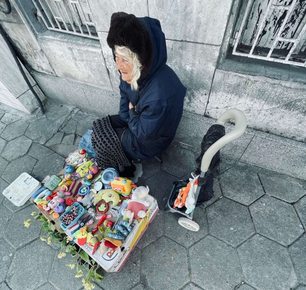 TD Възрастна жена мръзне за да изкара стотинки за насъщния Пловдивчанка