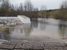 Паркът до Терминал 2 на летище София е под вода