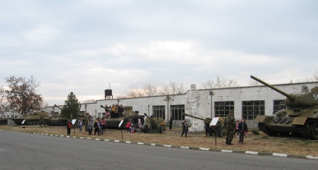 Експозиция от танкове представя Центърът за подготовка на специалисти