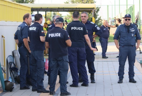 Обявиха какви заплати взимат полицаите в България и Гърция