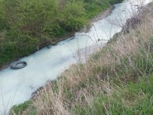 Река в пловдивско село побеля, местните не могат да си обяснят причината