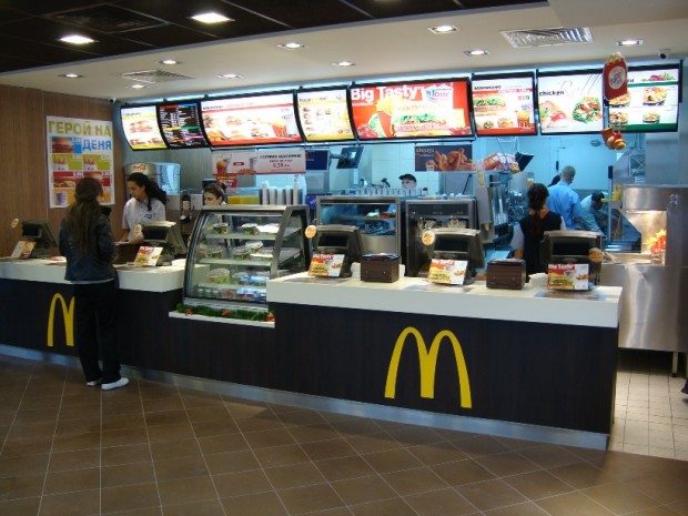 McDonald s Corp намалява заплатите на някои служители като част от