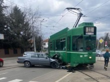 Поредна катастрофа между трамвай и лек автомобил в София
