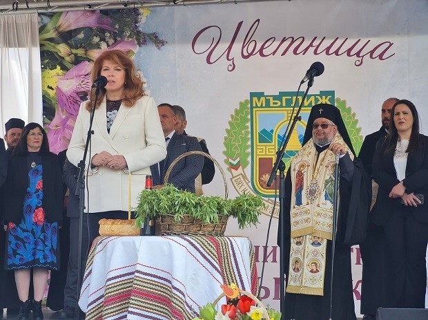 Илияна Йотова поздрави кмета на Мъглиж Душо Гавазов и общинското