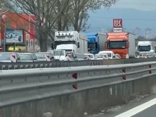 Ако сте тръгнали към Пловдив бъдете търпеливи, на изхода на София положението е страшно!