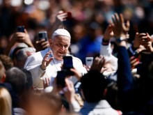 Папа Франциск призова за край на "конфликтите и кръвопролитията" във Великденско послание към света
