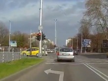 Сигнал: Неадекватният Е6828КХ държи дистанция поне три коли пред него, после на червено