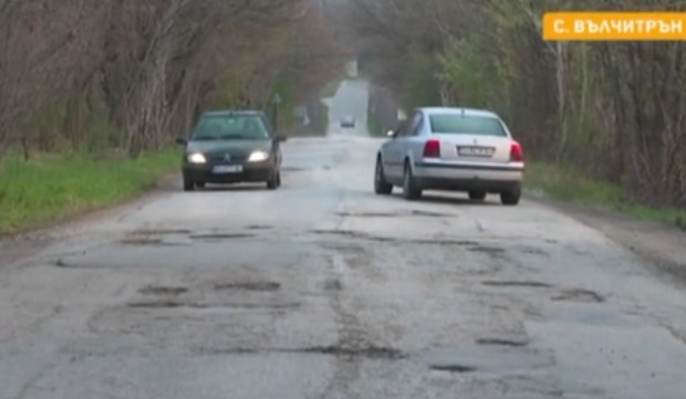 Недоволство срещу петкилометров път - потенциален убиец в Плевенско. Жителите на село