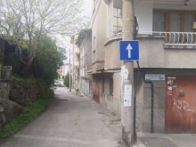 В Пловдив пътен знак праща коли право в електрически стълб