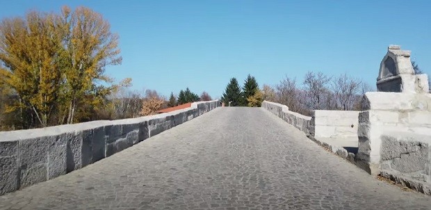 Павета върху вековен мост скараха министерство и община