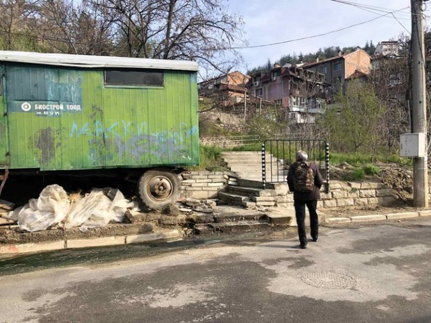 TD Спряно е изтичането на минерална вода по улица Васил Априлов