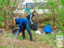Часове, след като доброволци почистиха автогара във Велико Търново, намериха отново боклуци в района