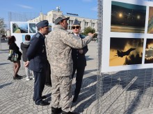 Въздействаща фотоизложба пред Военния клуб разказва 110-годишната история на българските ВВС
