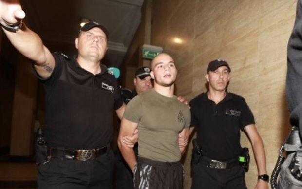 Прокурорският син Васил Михайлов известен още като пернишкия бияч отново