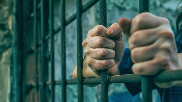 Руски съд осъди двама бивши служители на 19 години затвор за хвърляне