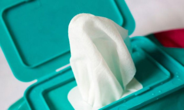 Мокрите кърпички съдържащи пластмаса ще бъдат забранени в Англия Това