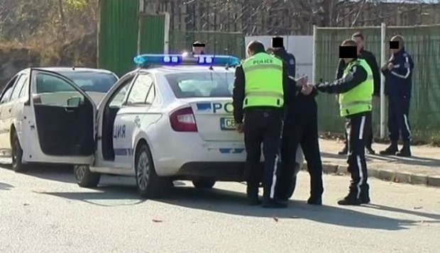 TD Полицаи от Шесто РУ задържаха шофьор и спътника му опитали