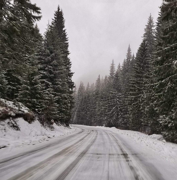 Слаб сняг вали по високите части в област Смолян, пътищата са почистени
