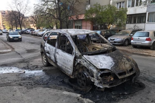 Четири автомобила са изгорели във Варна тази сутрин съобщиха от