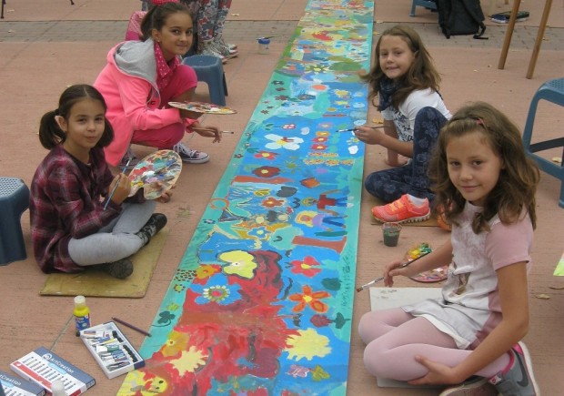 Деца и ученици от Казанлък ще създадат най-дългата рисунка в града за Празника на розата