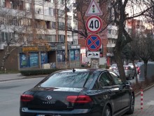 Паркирана на тротоара кола "разбуни духовете" във Велико Търново