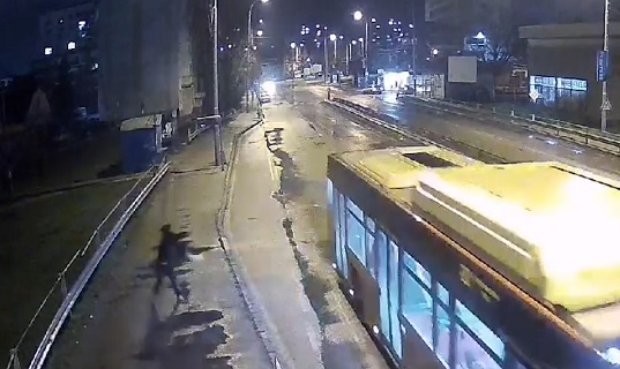 Появи се видео, което показва как мъжът от Перник чупи стъклото на автобус