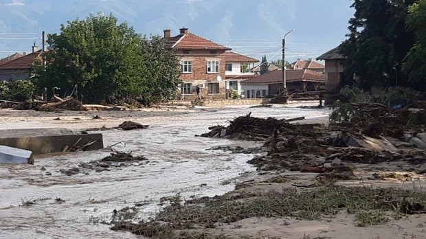 Едва 7 къщи от наводнените през есента карловски села са