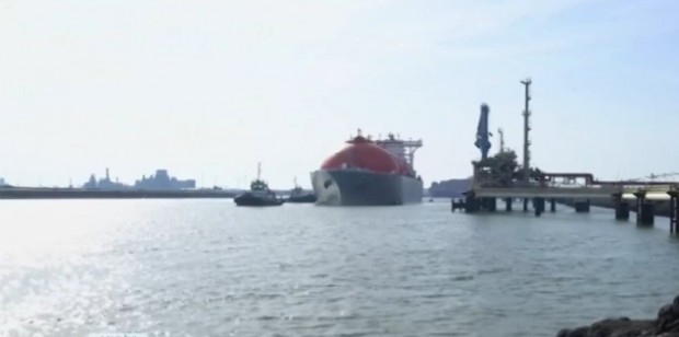 Първият танкер с втечнен природен газ за България пристига на турско пристанище