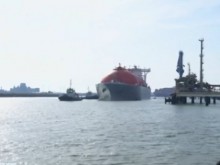 Първият танкер с втечнен природен газ за България пристига на турско пристанище