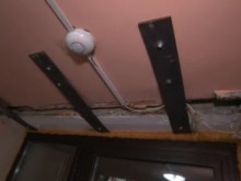Вижте защо жилищна сграда е укрепена с винтове